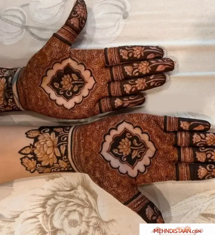 Minimlist Royal Front Hand Mehndi Design Ideas