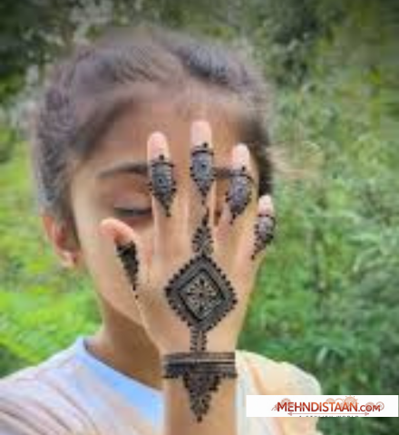 Simple Mehndi Design for Kids