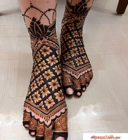 Stylish Leg Mehndi Design